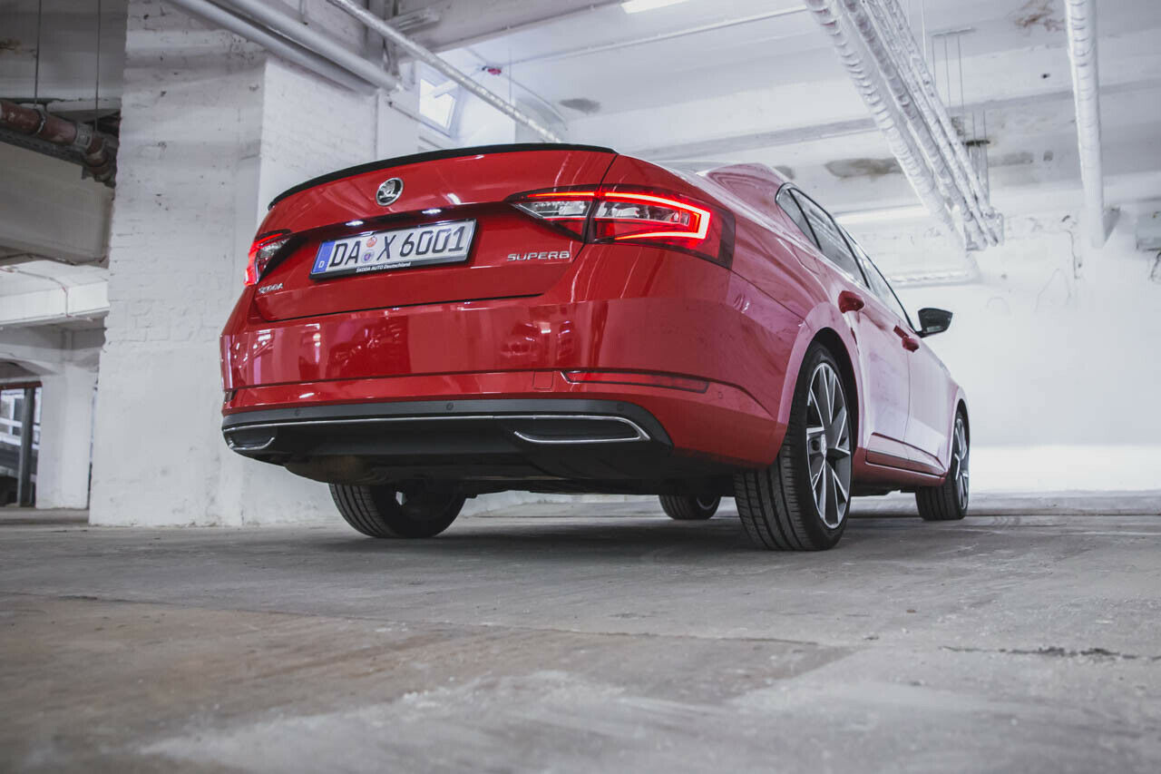 Nur blenden: Skoda versteckt die Abgasanlage des Superb hinter der Schürze