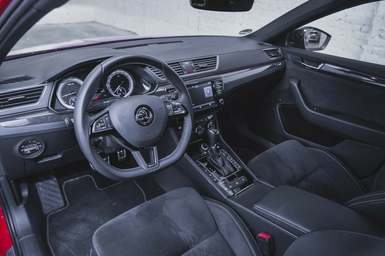 Übersichtliches und gutes Cockpit im Skoda Superb Sportline