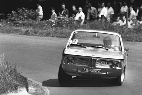 Im Motorsport war Understatement angesagt: Der 2000 ti sah aus wie ein 1800er. Er leistete jedoch 185 PS und wog nur 1.060 Kilogramm