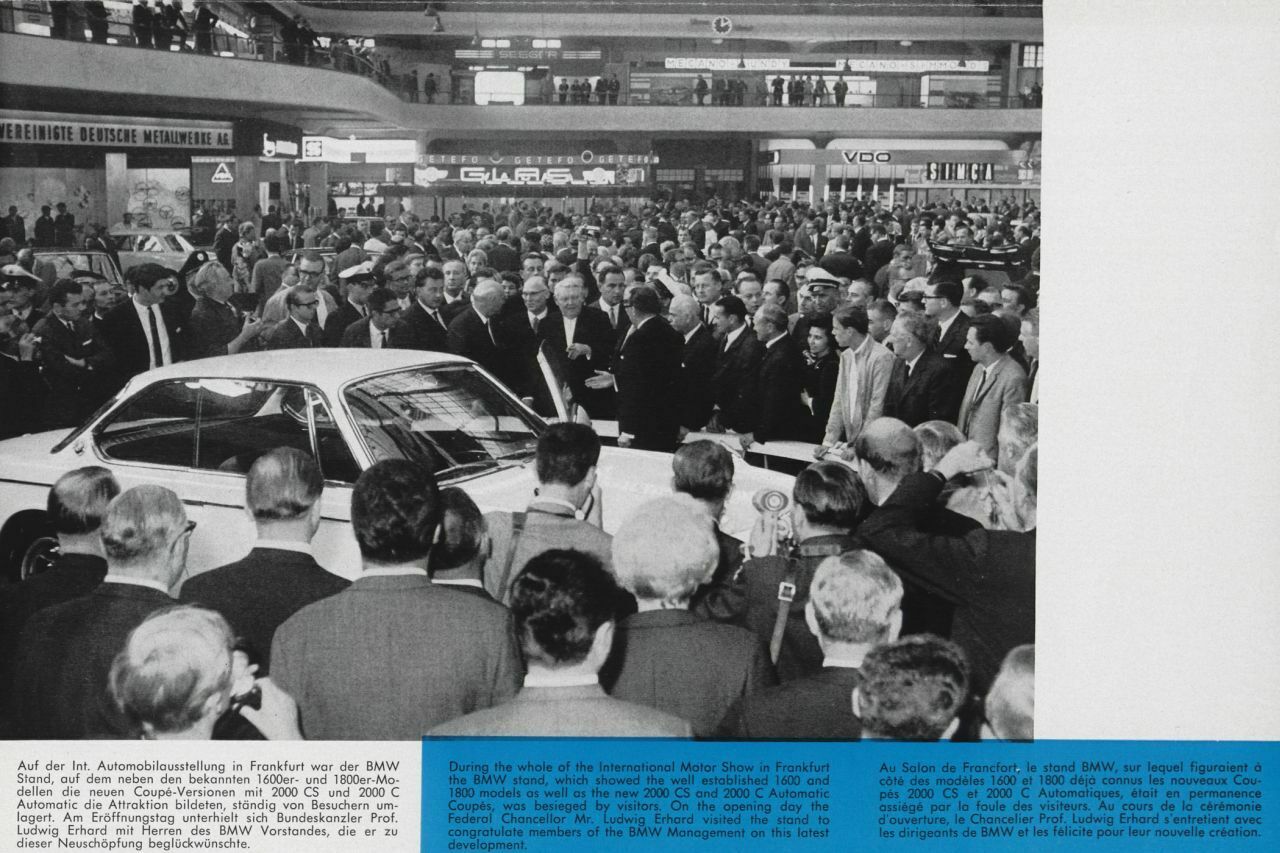 Bundeskanzler Ludwig Erhard am BMW-Stand auf der IAA - auf der Bühne ein 2000 Coupé