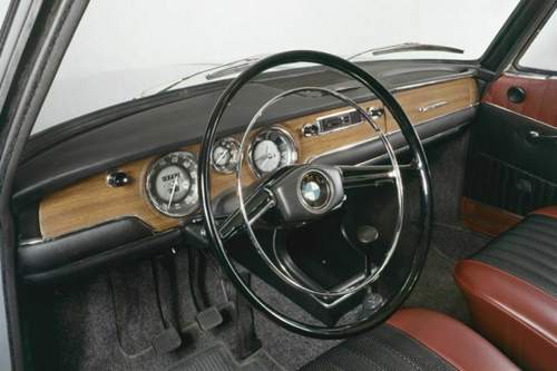 Einfach und übersichtlich: Das Cockpit eines BMW 2000 von 1966