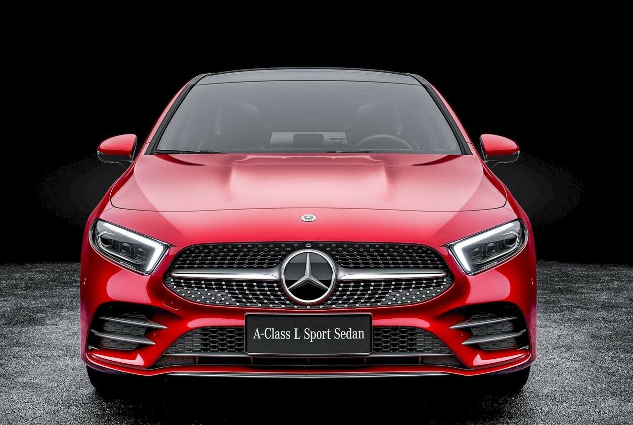 Die Front unterscheidet sich kaum von unserer A-Klasse, der Sport Sedan bekommt aber Powerdomes auf der Motorhaube