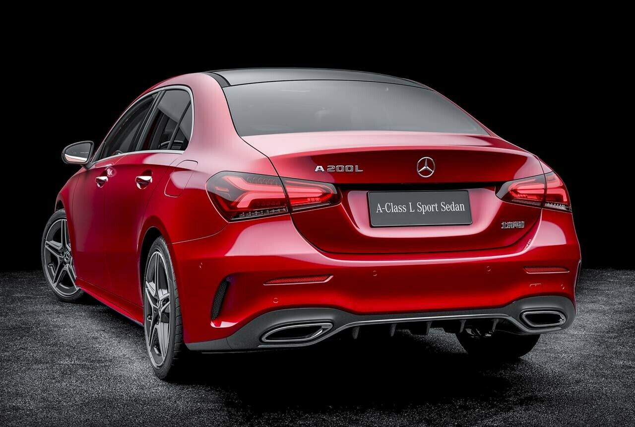 Die Rückleuchten der China-Limousine tragen eine andere Grafik als die Baureihe W177