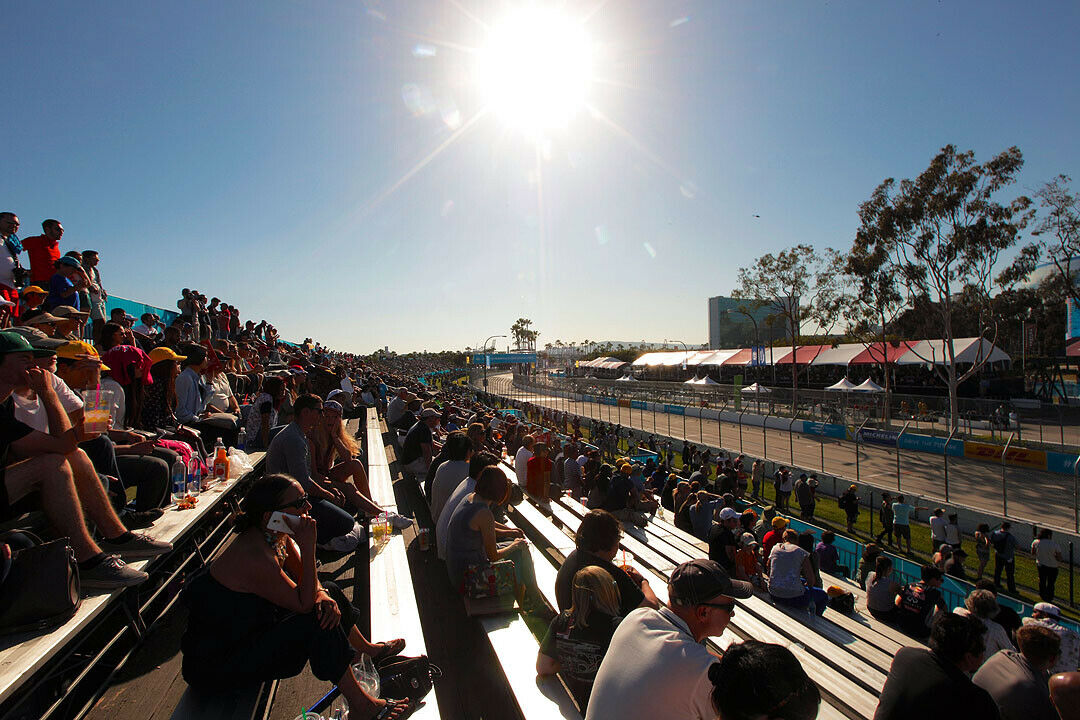 Über 20.000 Fans sahen den ePrix von Long Beach mit relativ leisen, elektrischen Formel-Rennwagen