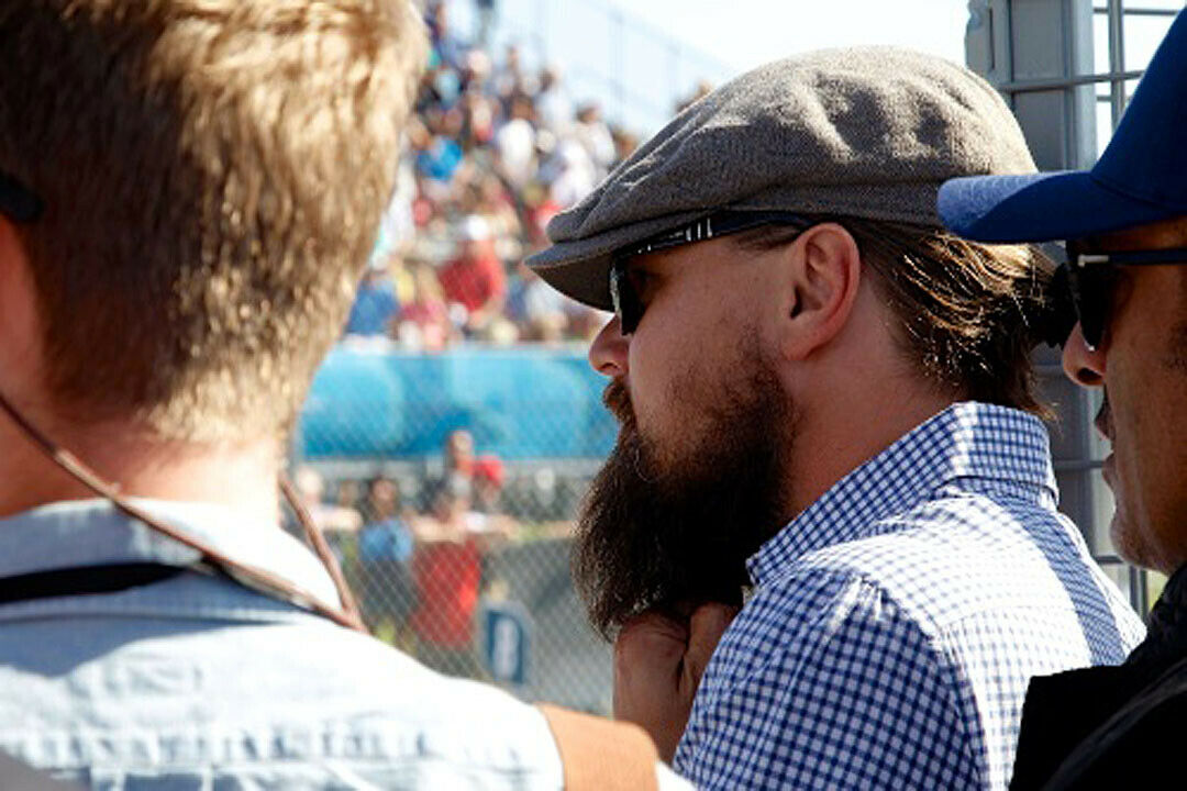 Mit Kappe, Bart und Brille kam Hollywoodstar und Team-Mitbesitzer Leonardo DiCaprio fast unerkannt zum Rennen der Formel E nach Long Beach