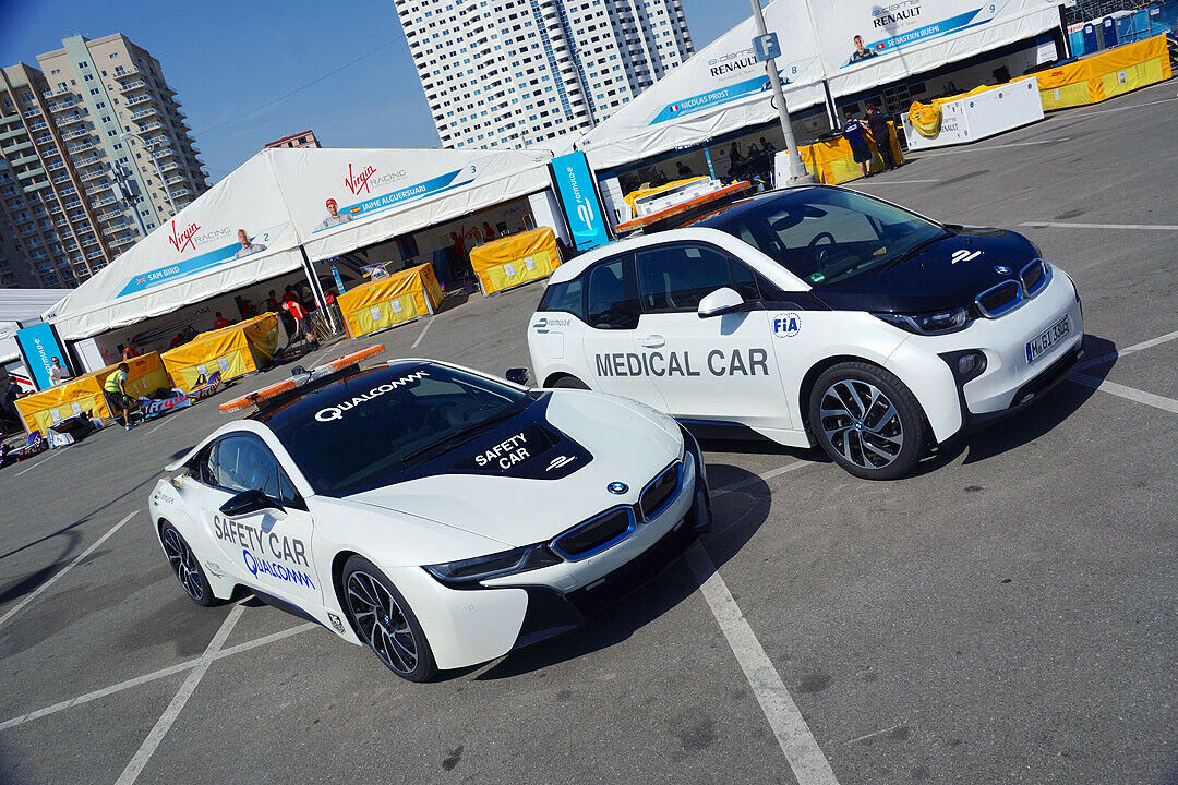 Das Safety Car bei der Formel E ist ein BMW i8. Der Rennarzt sitzt in einem BMW i3