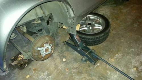 Smart hinten aufbocken und Rad abmachen.