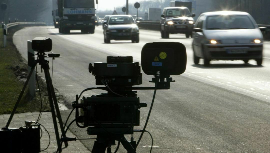Radaranlage an einer deutschen Autobahn. Die EU-weite Verfolgung von Verkehrsverstößen soll einfacher werden.