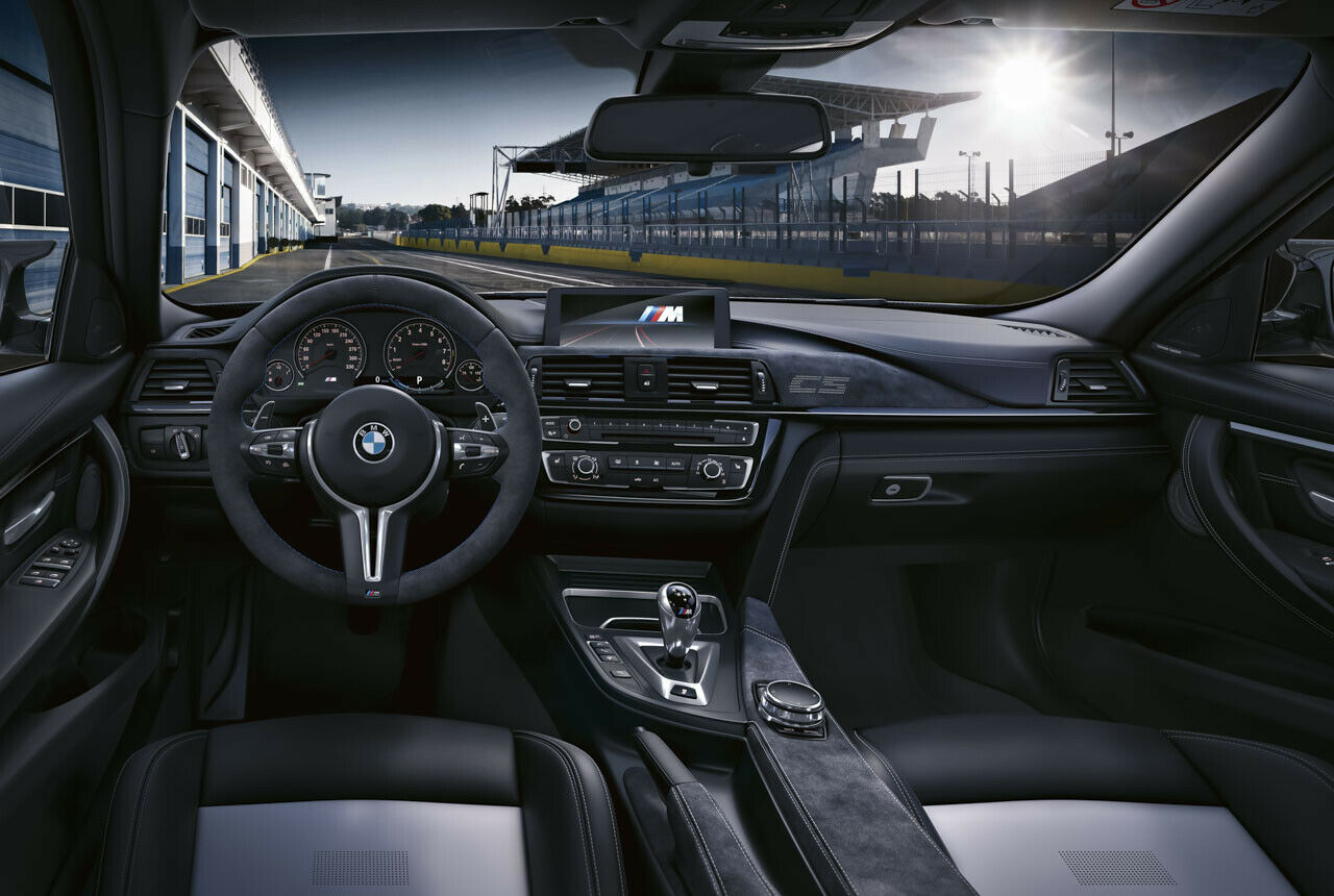 Im Innenraum verteilt BMW großzügig Alcantara, am Lenkrad gibt es den Stoff gegen Aufpreis