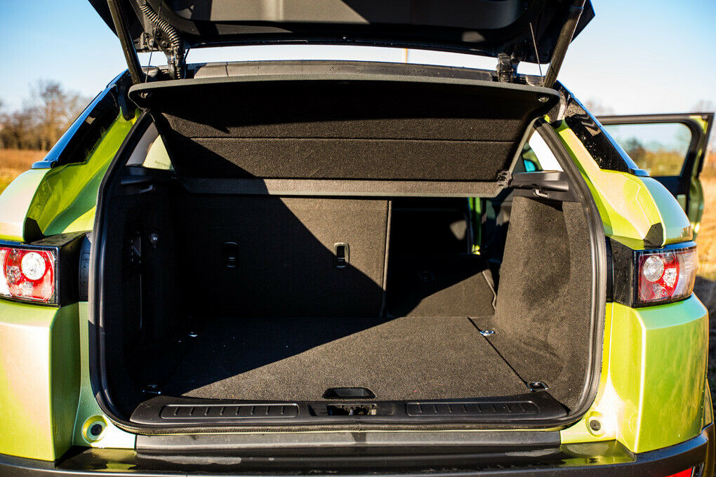 Der Kofferraum des Range Rover Evoque bietet eine ebene Ladefläche