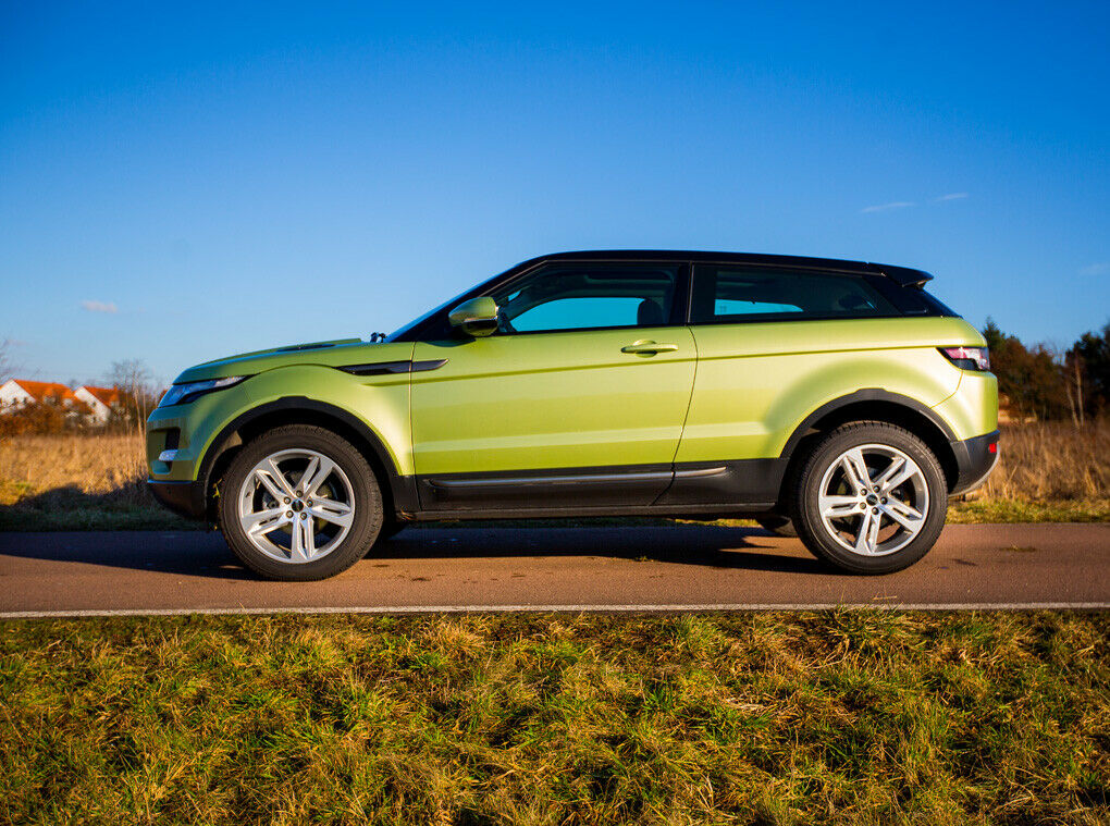 Bei der dreitürigen Variante fällt das Dach des Range Rovers nach hinten ab
