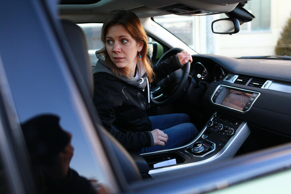 MOTOR-TALK Redakteurin Sabine Stahl im Range Rover Evoque