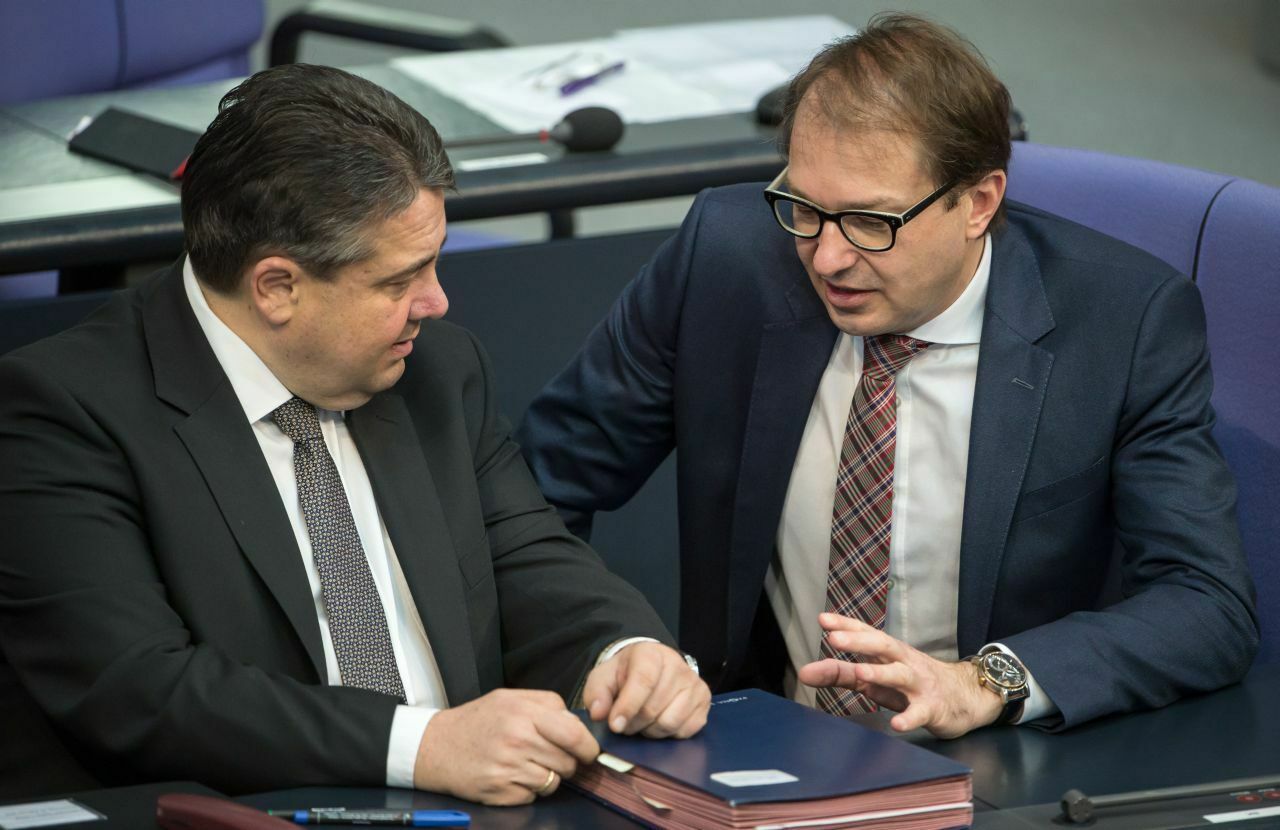 Die Regierungskoaloition hat sich auf Änderungen am Mautgesetz von Verkehrsminister Alexander Dobrindt (r.) geeinigt
