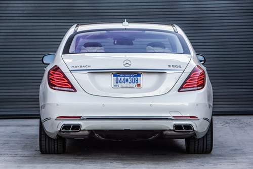 Neben dem Schriftzug gibt es von außen nur wenig, was den Maybach von der normalen S-Klasse unterscheidet