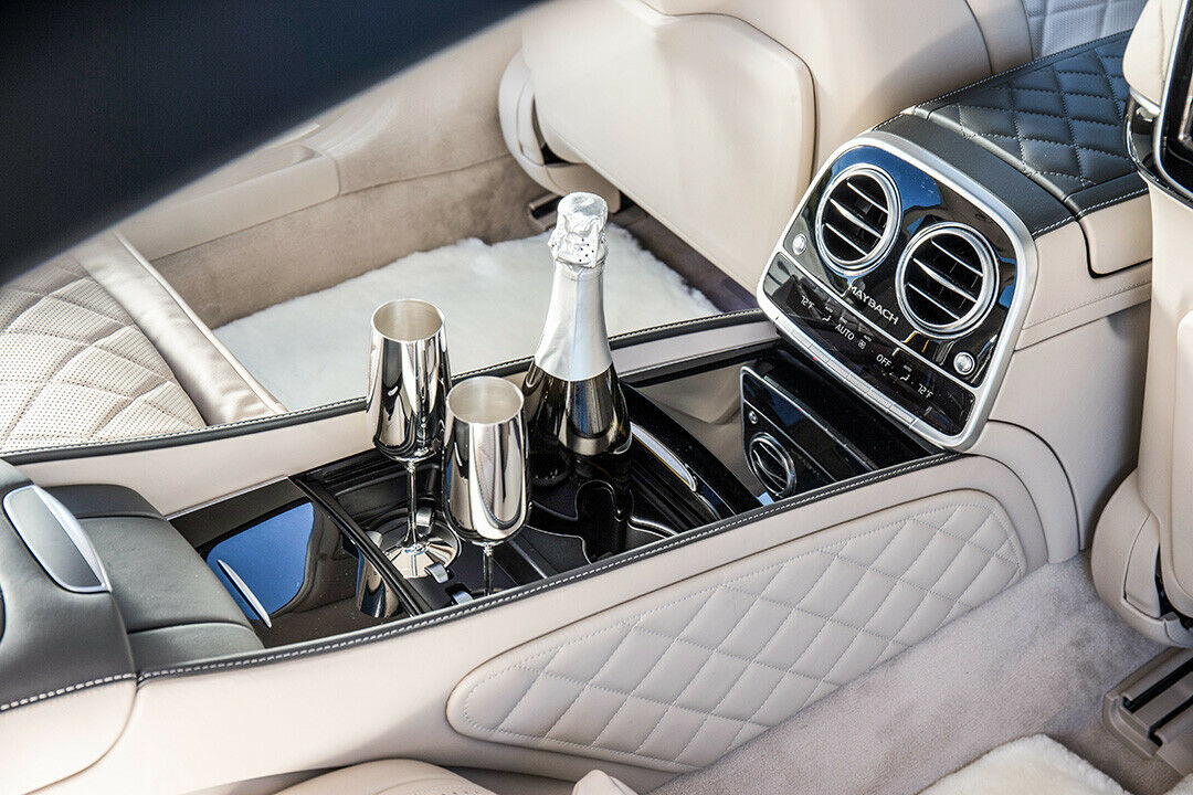 Mercedes-Maybach S600: Silberne Champagner-Kelche
