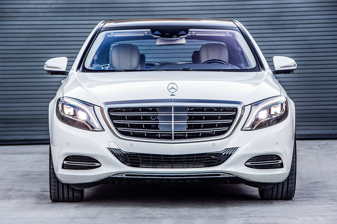 Der Fahrer des Maybach S600 merkt den Unterschied zur S-Klasse kaum