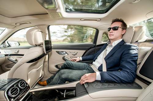 Mercedes-Maybach S600: Constantin genießt die großzügige Beinfreiheit