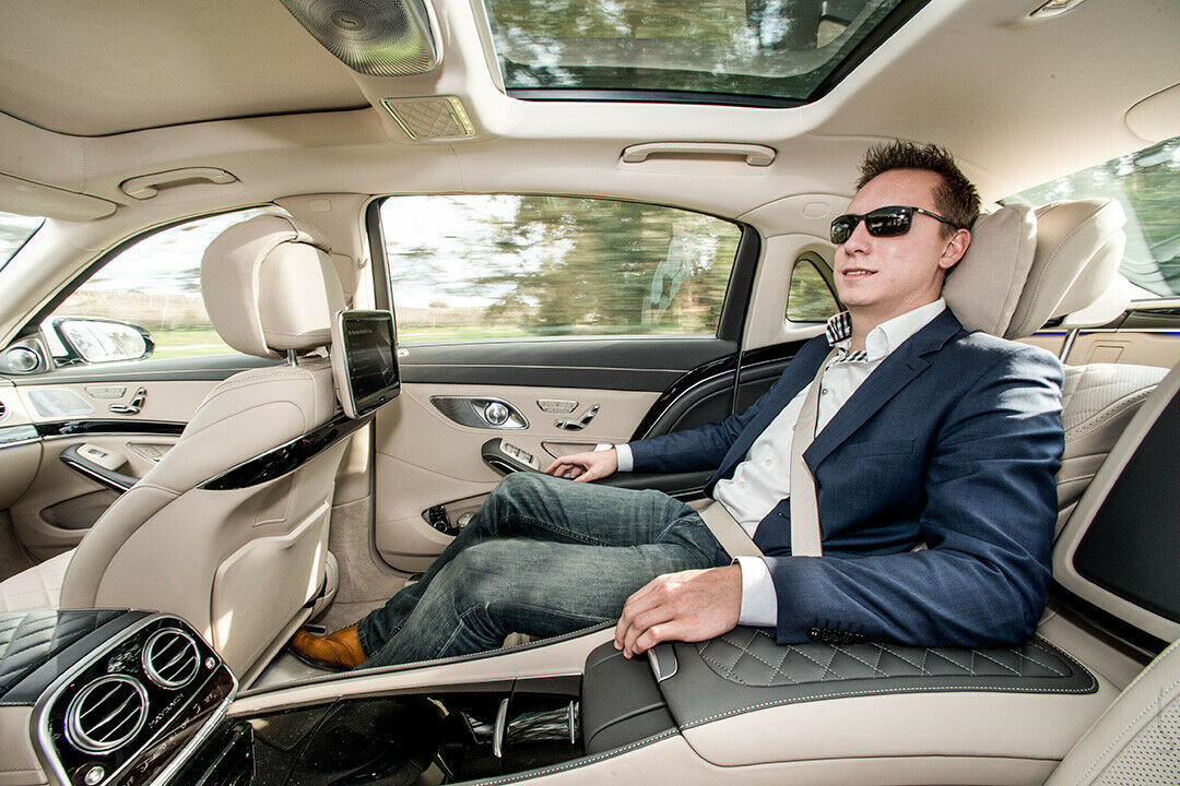 Mercedes-Maybach S600: Constantin genießt die großzügige Beinfreiheit