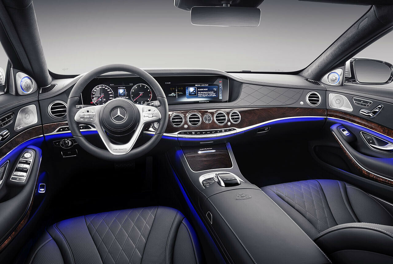 Der Maybach-Fahrer, Verzeihung: Chauffeur, blickt auf das gleiche Widescreen-Display wie in der S-Klasse
