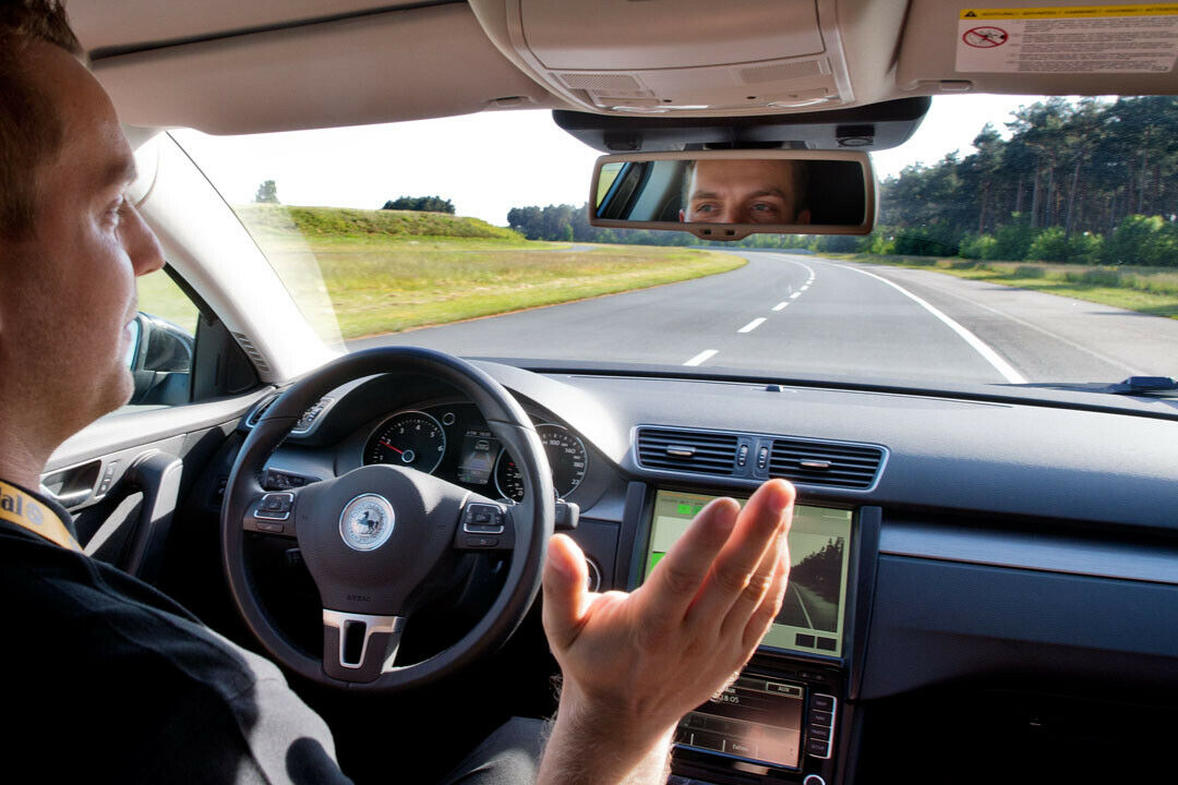 Knapp 50 Prozent der Teilnehmer einer Umfrage würden dem Autopiloten bei einer Autobahnfahrt das Steuer überlassen