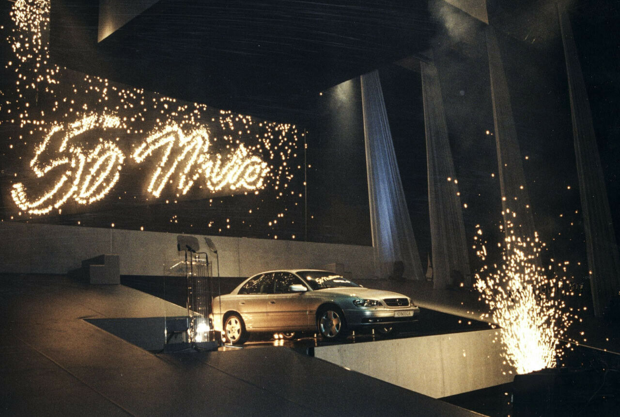 Der 50millionste Opel (ein Omega B) läuft am 2 Dezember 1999 in Ruesselsheim vom Band