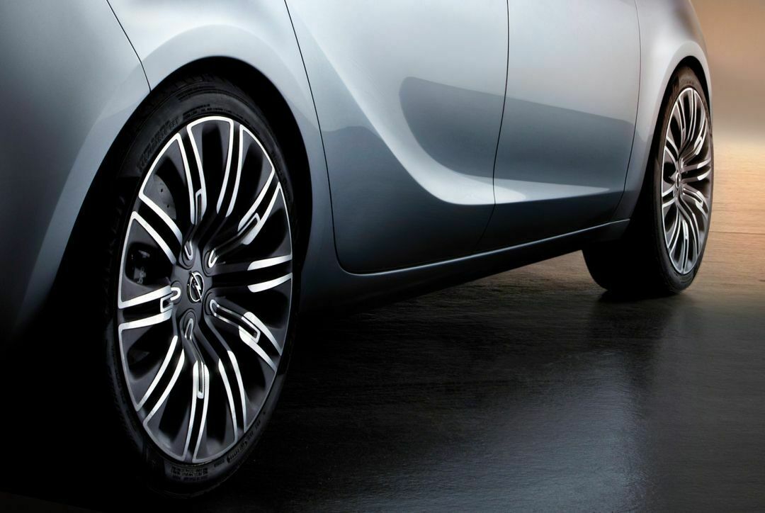 Opel Zafira Tourer Concept Flanke