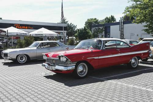 Das Flame Diner dient der IG häufig als Versammlungsort.  Ganz vorn steht mit dem 1959er Plymouth Belvedere ein traditioneller Mopar