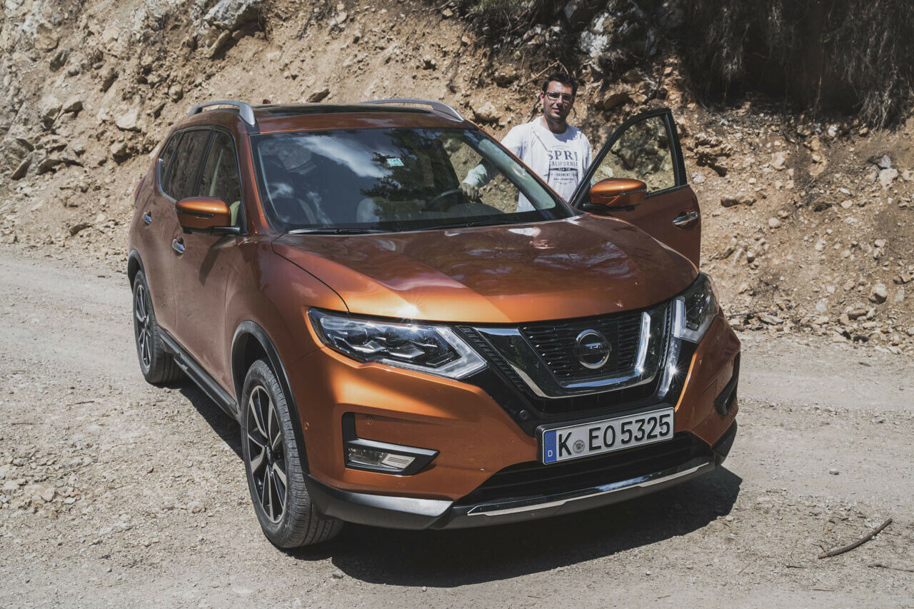 Die überarbeitete Front des Nissan X-Trail: Das für Nissan typische V wuchs in alle Richtungen, die ehemals runden Nebelscheinwerfer sind nun rechteckig
