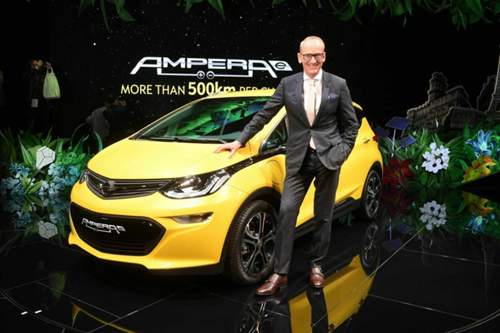 Opel-Chef Karl-Thomas Neumann mit dem Elektroauto Ampera-e: Das Ziel wurde verfehlt, 2016 die Gewinnschwelle zu erreichen