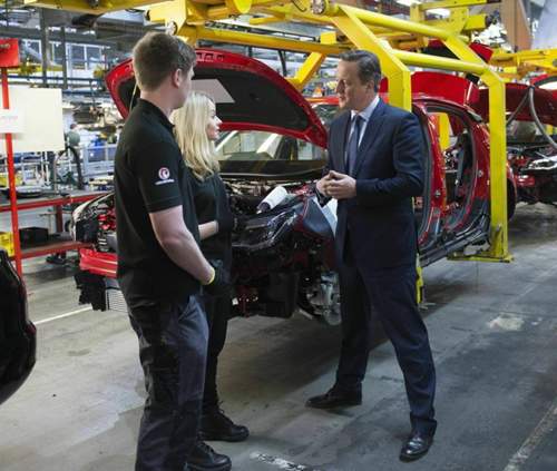 Der ehemalige britische Premier David Cameron im Vauxhall-Werk Ellesmere Port: Der Absturz des britischen Pfund verteuerte die Produktion dort deutlich