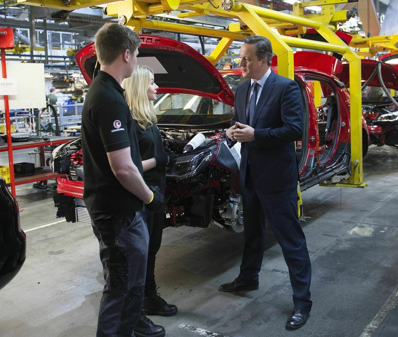 Der ehemalige britische Premier David Cameron im Vauxhall-Werk Ellesmere Port: Der Absturz des britischen Pfund verteuerte die Produktion dort deutlich
