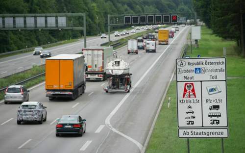 Autobahn A8 Richtung Österreich: Im Ausland wird vielfach auf der Autobahn kassiert. Eine Abgabe für alle Straßen in Deutschland könnte verhindern, dass Urlauber massenhaft auf Nebenstrecken ausweichen