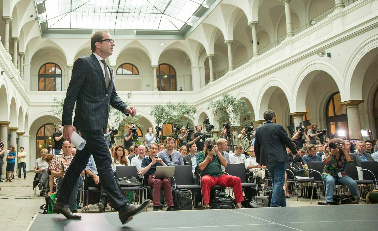 Bundesverkehrsminister Alexander Dobrindt (CSU) stellte heute in Berlin sein Konzept für die Pkw-Maut vor. Es ändert sich auch der Name: Die Maut heißt jetzt "Infrastrukturabgabe"