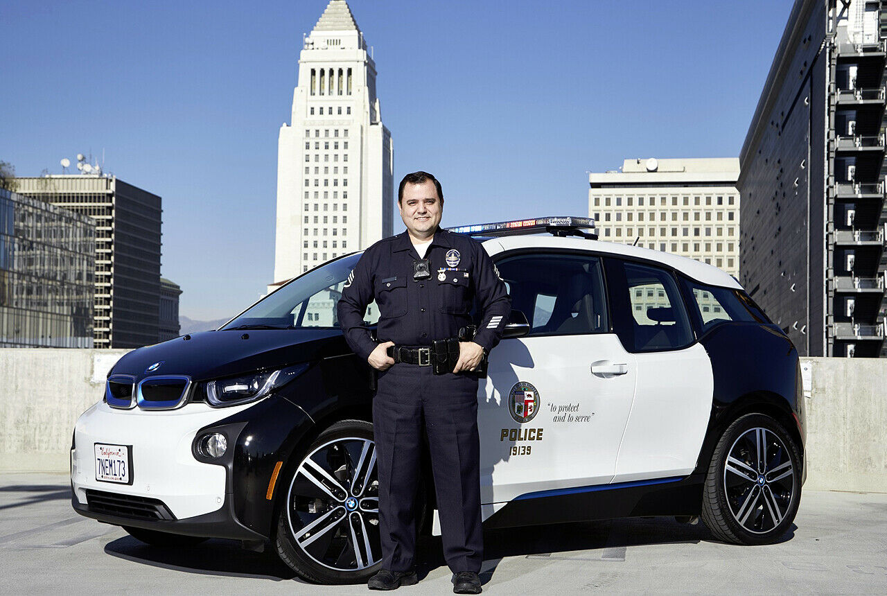 Der Flottenchef der Polizei von LA vor einem BMW i3 im Polizeilook