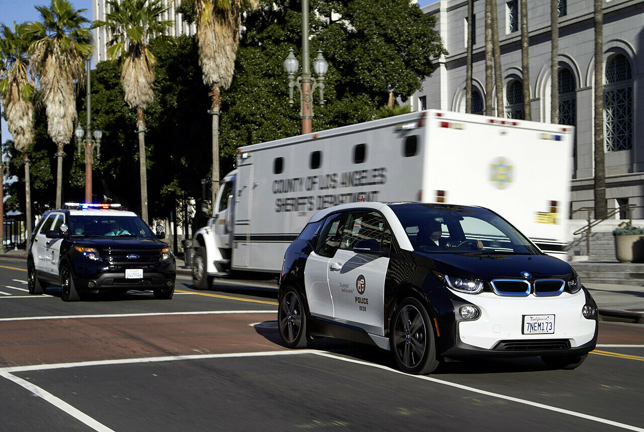 Hier im niedlichen Paar-Einsatz: Der routinierte Ford Explorer mit dem BMW i3