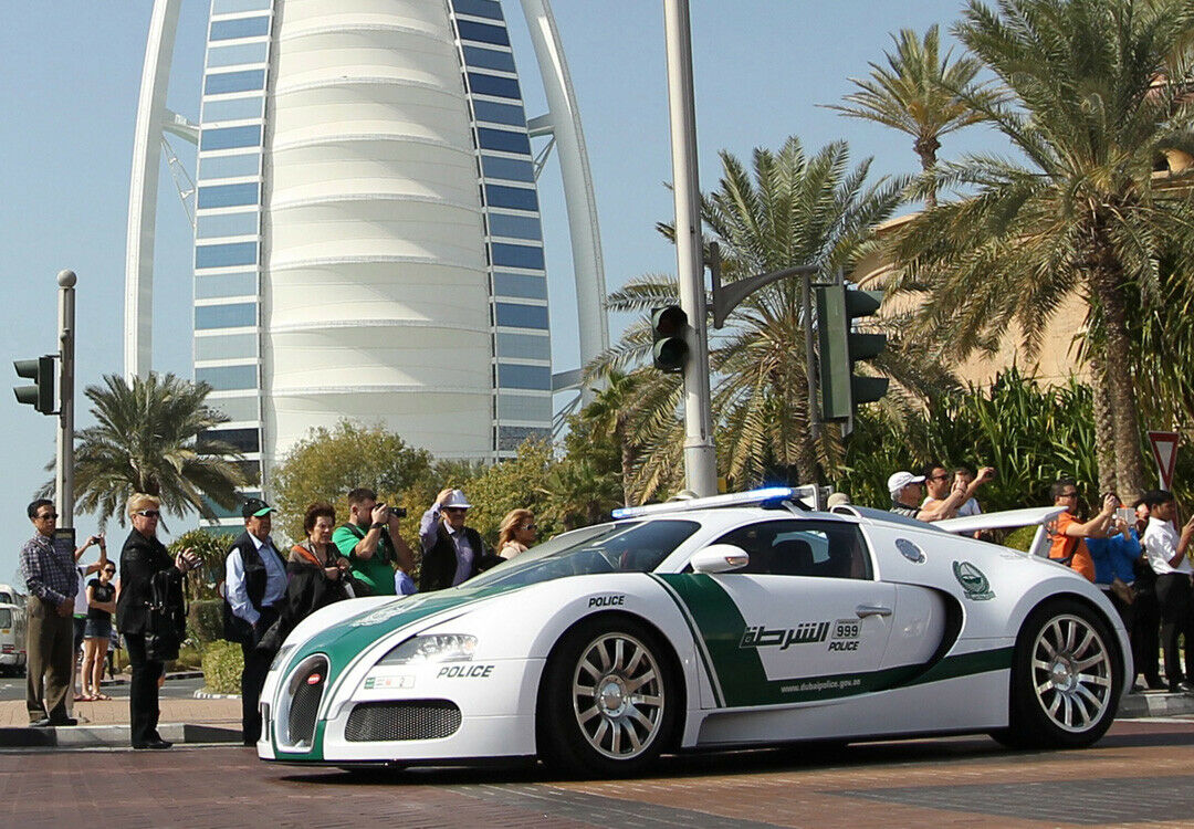 Vor dem Burj Al-Arab in Dubai steht ein Bugatti Veyron im Polizei-Dress