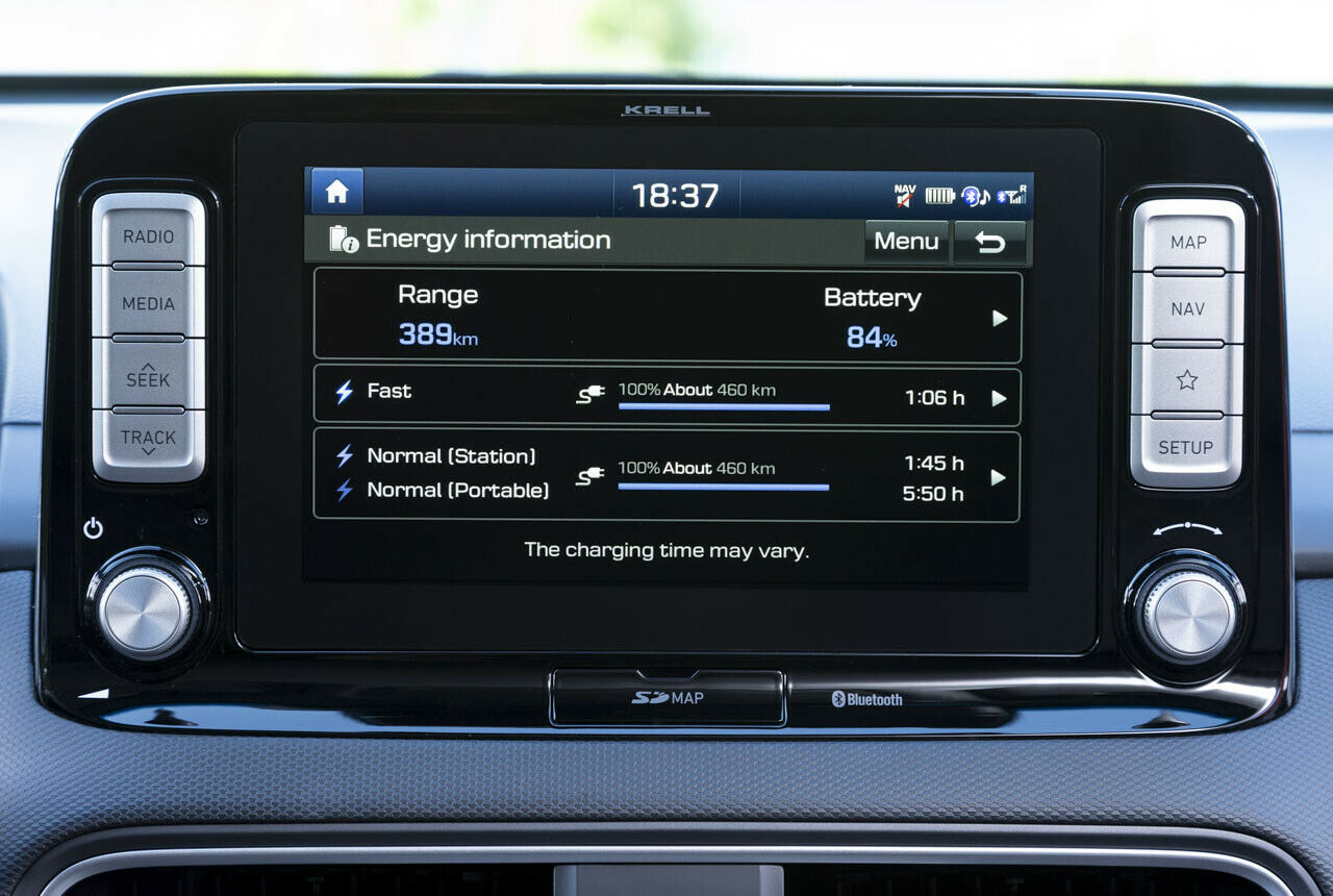 Klar: Das Infotainment zeigt wichtige E-Auto-spezifische Daten an, wie den Batteriefüllstand und die voraussichtliche Ladedauer