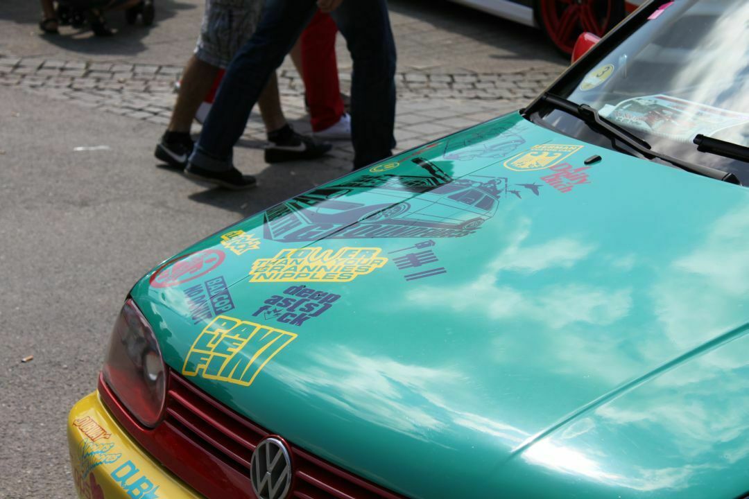 Bringt Farbe ins Spiel: Harlekin-Golf als Aufkleber-Opfer