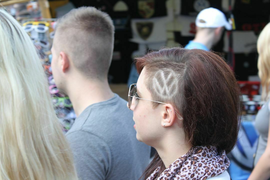 Die Meisten tragen das Markenzeichen auf dem T-Shirt - diese Dame ließ es sich ins Haar schneiden.