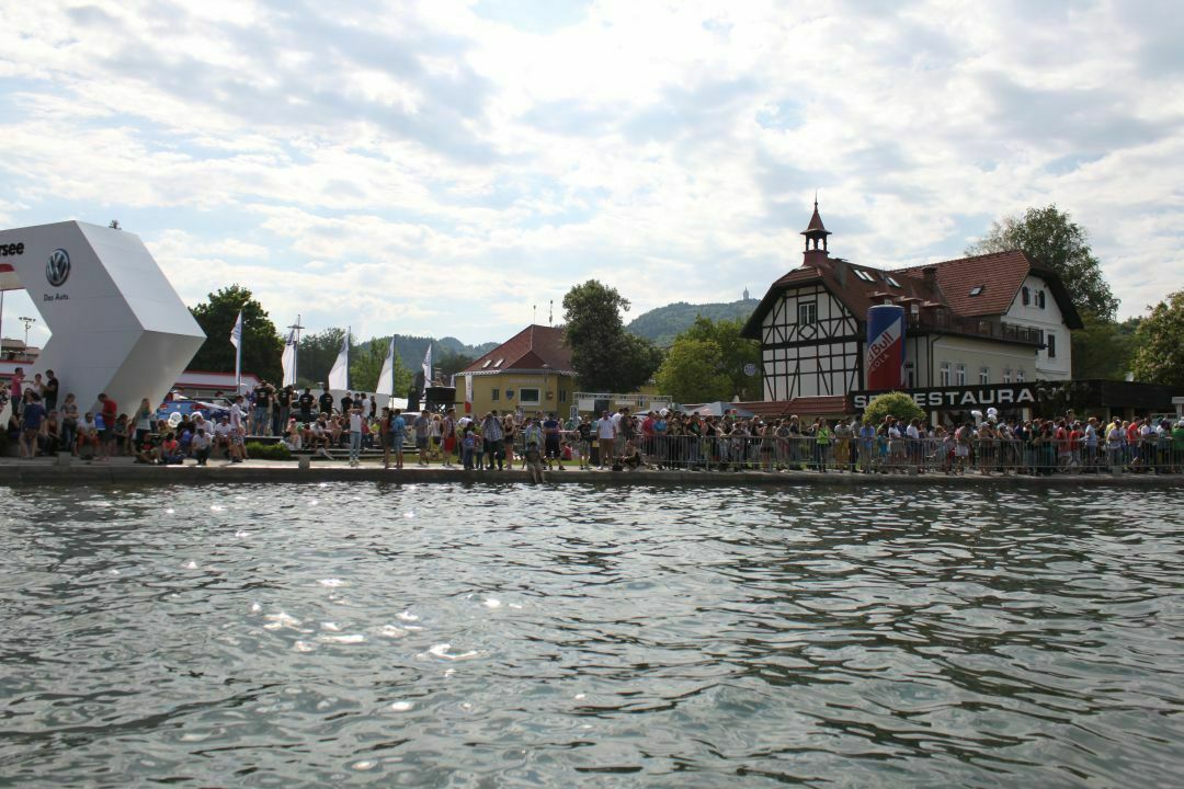 Eigentlich ist es hier richtig beschaulich: Der Blick auf Reifnitz vom Wörthersee