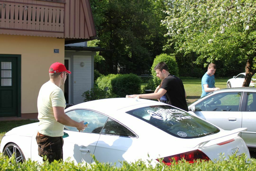 Waschanlagen verboten: Echte Fans legen selbst Hand an