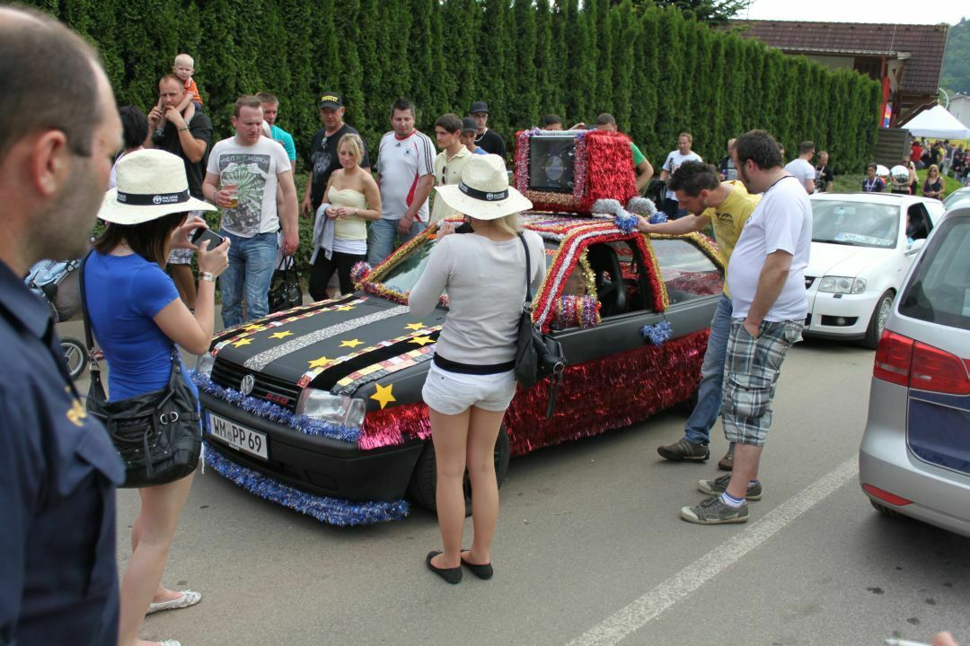 "Porno-Polo": Glitter, Fell und Kondome auf der Motorhaube