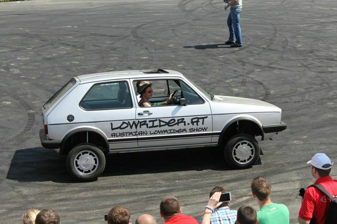 Lowrider-Show: Dieser Golf rüttelt die beiden Passagiere ordentlich durch