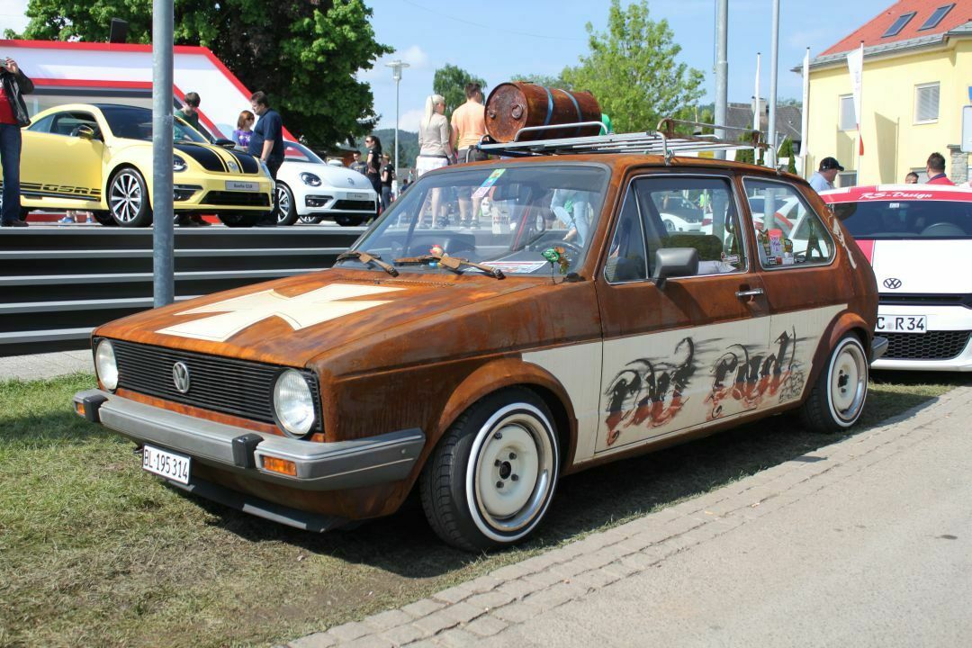 Alt und neu: Der Golf 1 mit Rosteffekt-Lack steht vor dem VW-Stand am Wörthersee