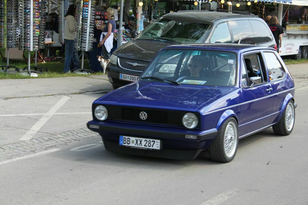 Imbissbude neben Souvenir-Stand, davor ein VW