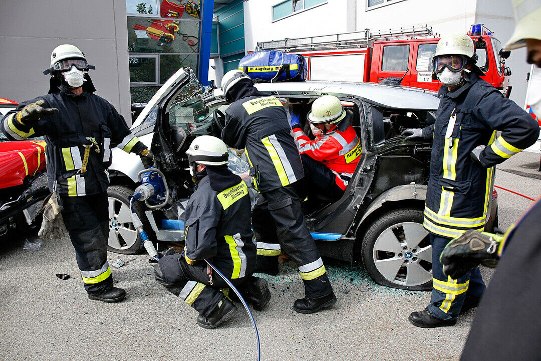 Die Retter schaffen Platz für den Verletzten