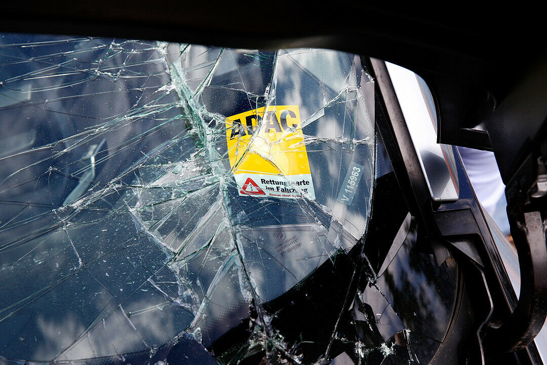 Die Rettungskarte sollte sich hinter der Fahrer-Sonnenblende befinden