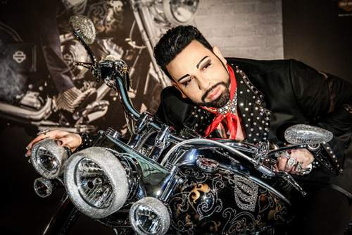 Harald Glööckler auf der Harley Softail Deluxe mit rund 10.000 Swarovski-Steinen