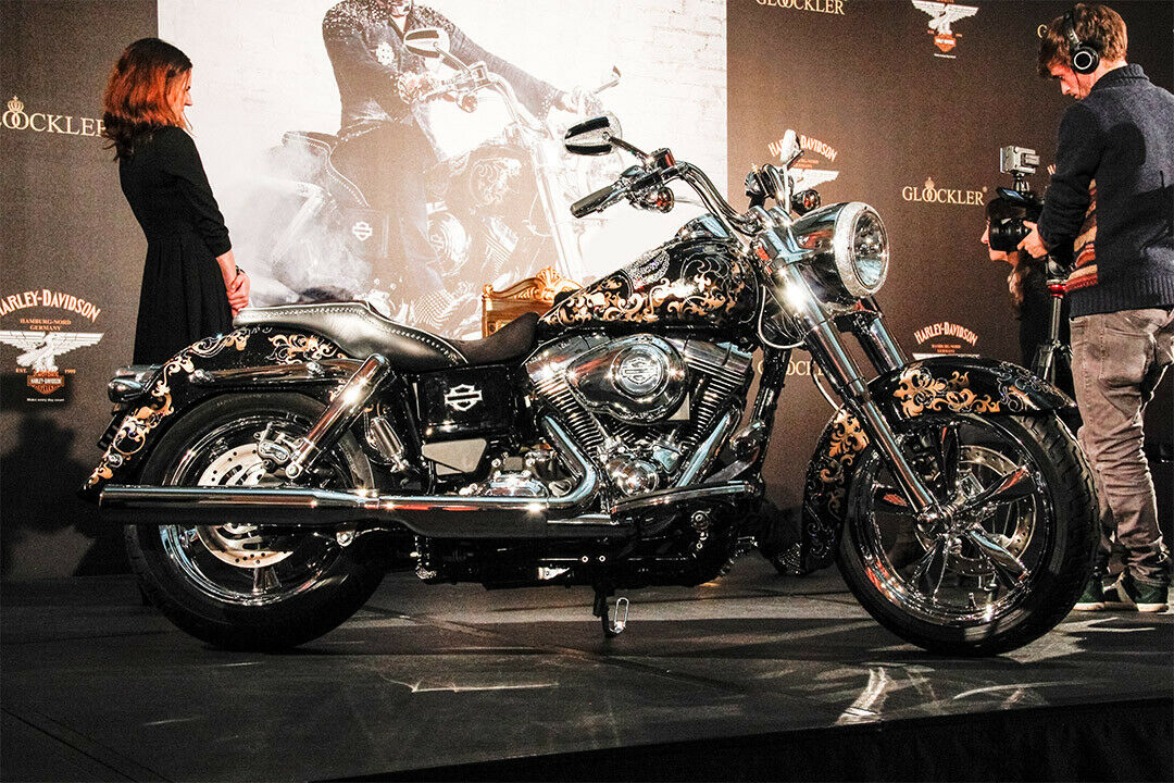 Der Sonderlack ist mit goldenen Ornamenten verziert - so wie sie hier steht, kostet die Dyna Switchback rund 80.000 Euro