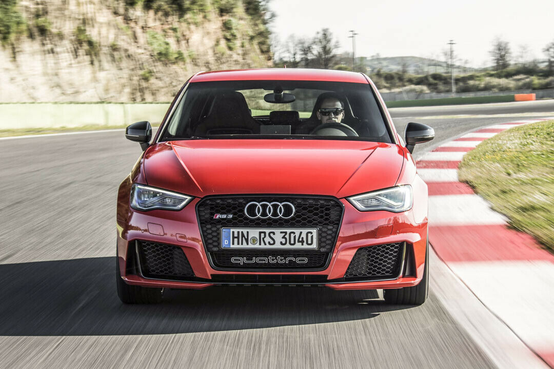 Audi RS3: Wabengitter im Kühlergrill und den beiden riesigen Lufteinlässen, die nicht nur Blendwerk sind sondern sogar eine Funktion erfüllen sollen